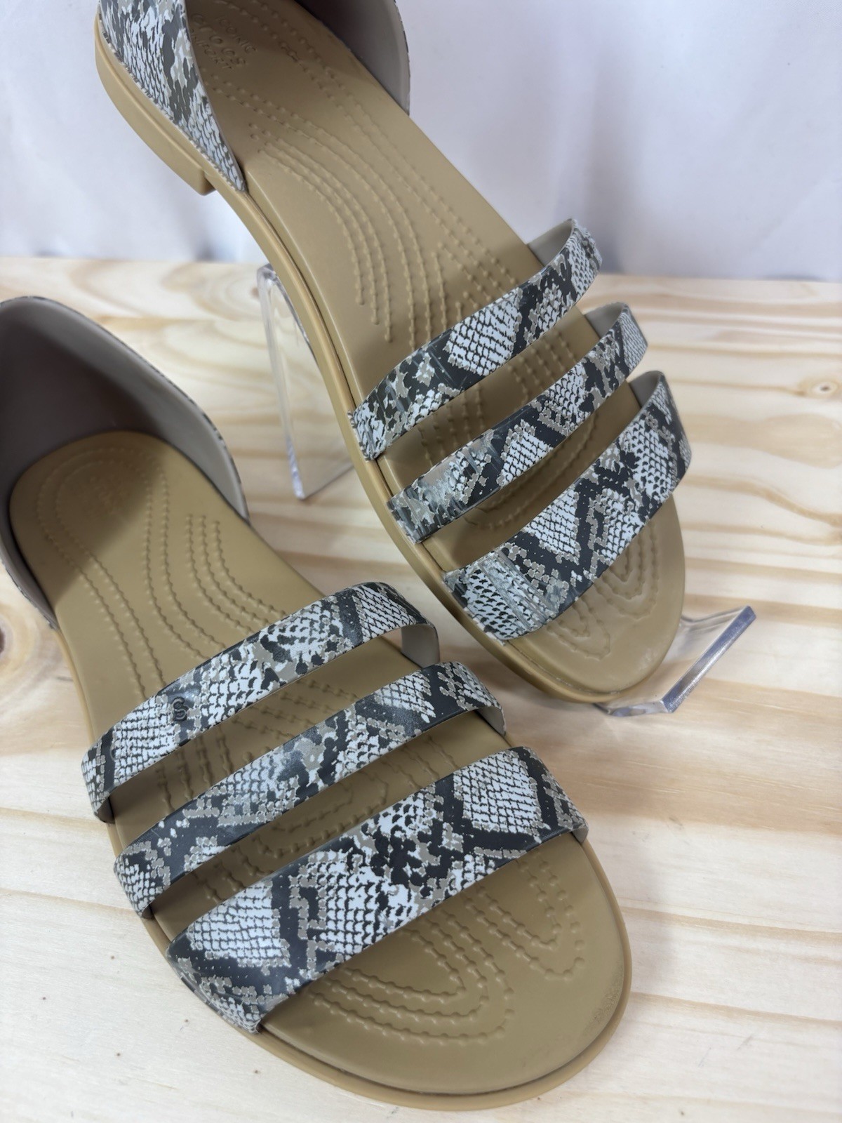 Crocs Tulum Open Toe Flat Gray Tan Snake 3-Strap Flat Sandals Size 8 Flip Flops image 4