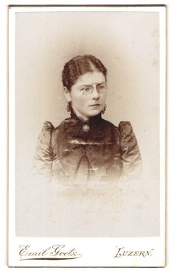 Fotografie Emil Goetz, Luzern, Hirschmattstrasse 8, bürgerliche Dame im hochges 