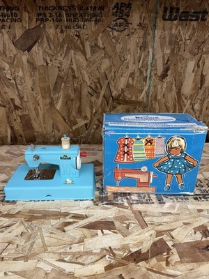 VINTAGE REGINA CHILD S TOY SEWING MACHINE w/ ORIGINAL BOX   1950s German Made