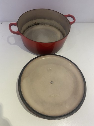 Large Red round Le Creuset Cast Iron Oven Proof Casserole Dish & Lid 24cm BF65 - Picture 5 of 11