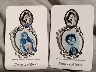 Set mit 2 Acryl Pins Körper Zaum / Hochzeit Beerdigung Emily und Victor 
