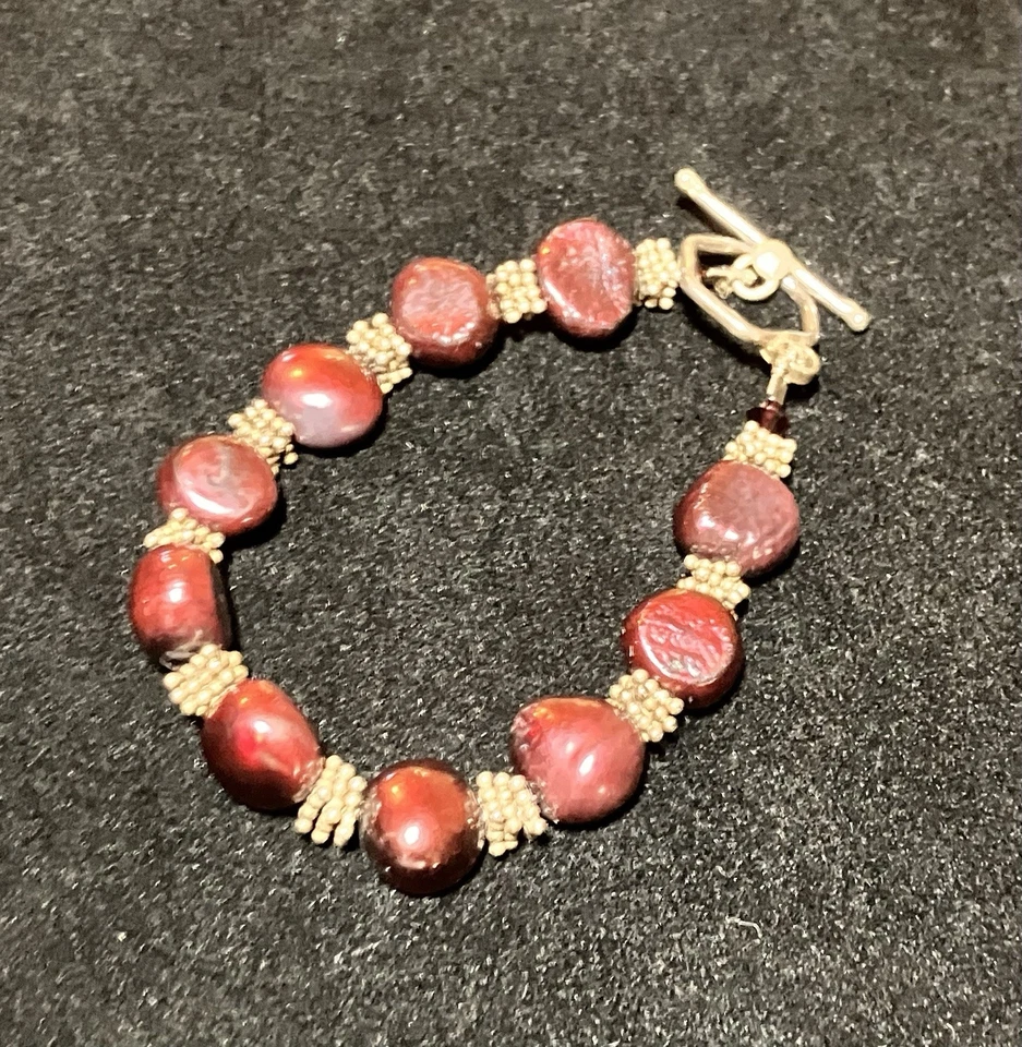 "Pulsera de perlas barrocas de agua dulce rojas borgoña de 7"" con cierre de palanca en tono plateado" Foto 2 de 4