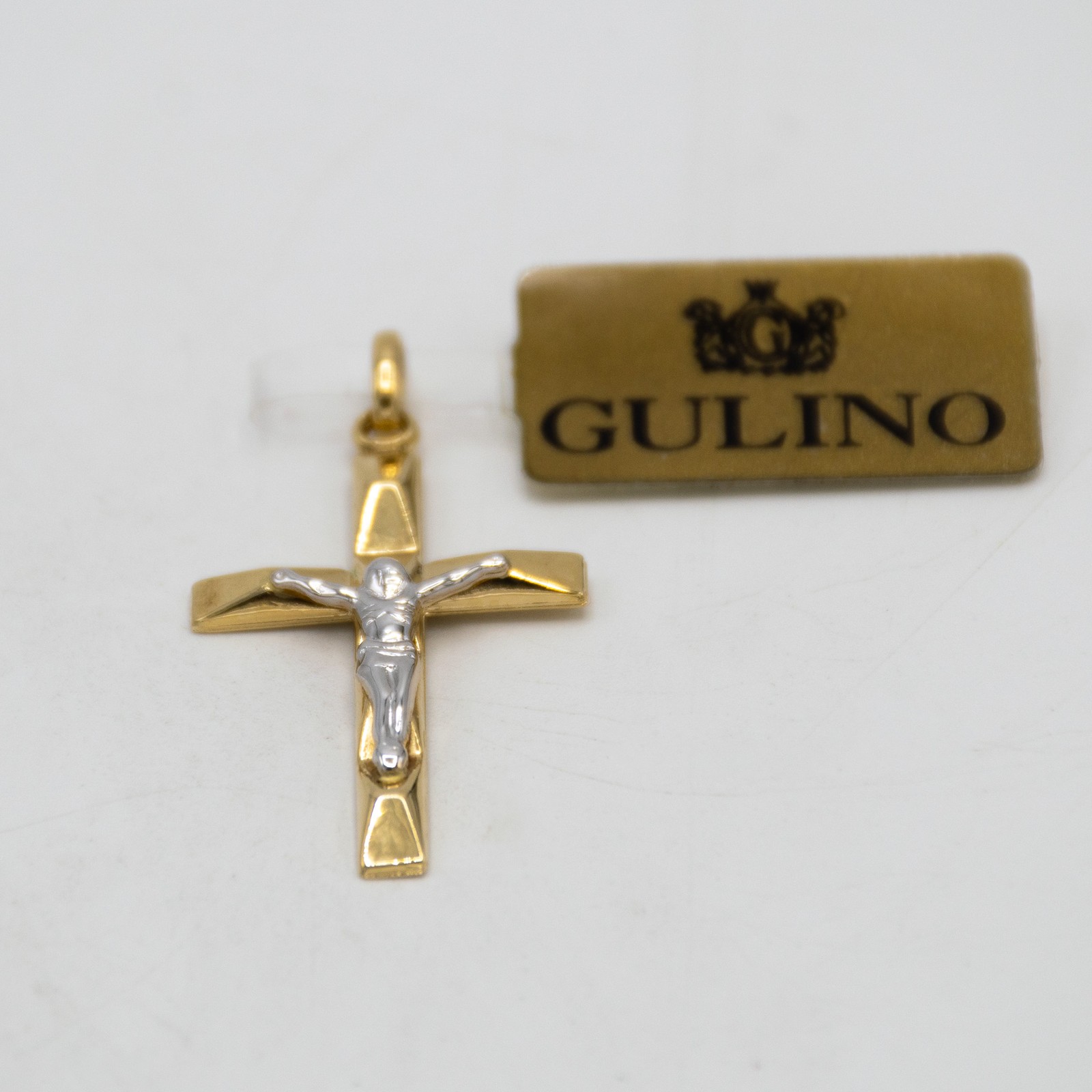 Colgante de oro amarillo y blanco de 18 kt en forma de cruz con Cristo EEB.6