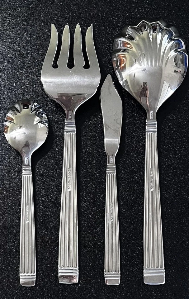 Juego de vajilla de acero inoxidable de 4 piezas 'Alexa' con cucharas de concha raro-Farberware Foto 2 de 4