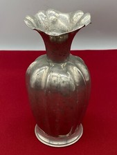 Alte Vase aus Metall, Oberfläche handgetrommelt und versilbert