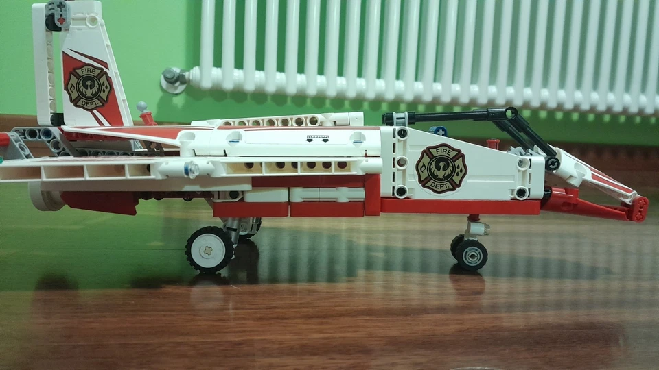 LEGO Technic 42040 Fire Plane, foto 3 di 4