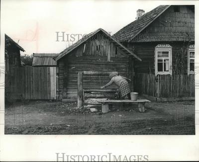 #ad 1971 Press Photo Woman gets water from well near Uncle Joe#x27;s cabin in Krasnicki $24.99
