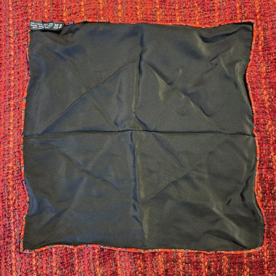 Cuadrado de bolsillo de seda italiano hecho a mano negro rojo borde de cachemira 12x12 enrollado a mano Foto 3 de 4