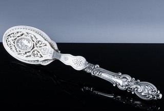 FINE 1903 EDWARDIAN STERLING SILVER & PLATE CAMEO ETCHED ASPARAGUS SERVING TONGS