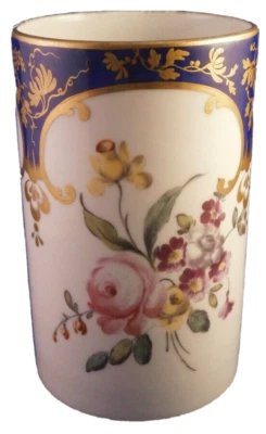 Tankard En Porcelaine Française Du 19E Siècle Avec Fleurs - Photo 1/4