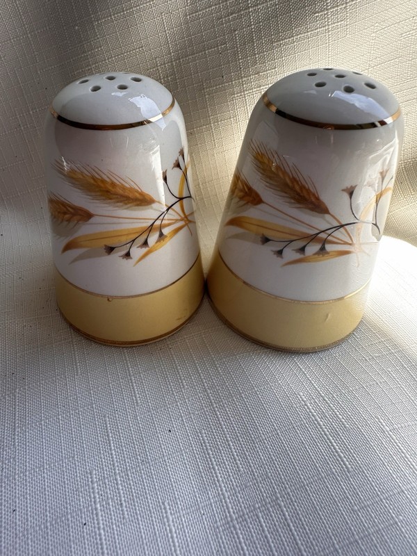 Vintage Ceramic Salt And Pepper Shakers/wheat Pattern Farm House Kitchen