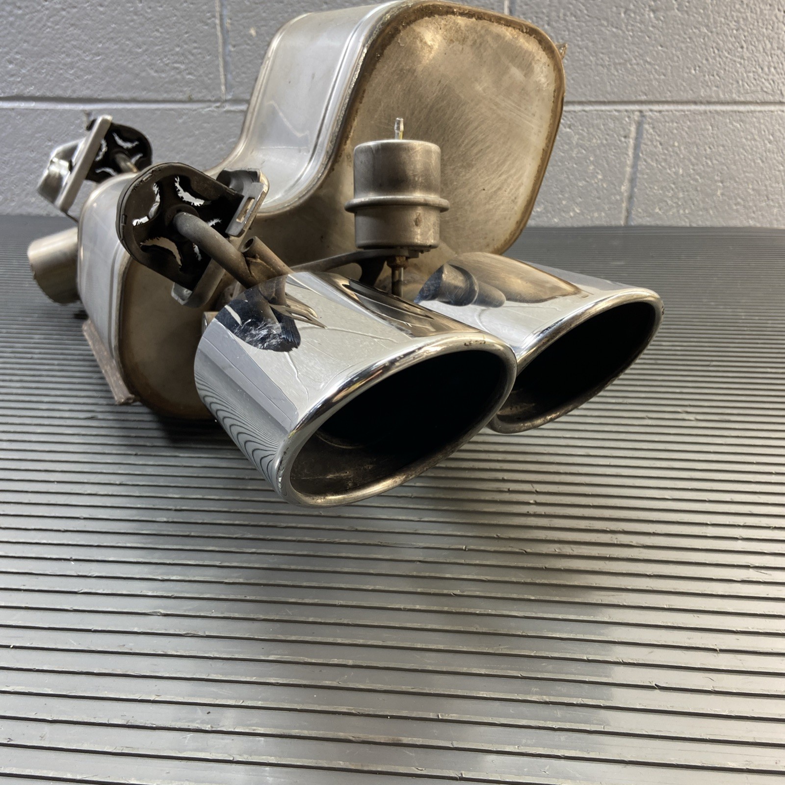 2014-2019 Maserati Ghibli 3.0L Rear Right Exhaust Muffler Silencer OEM