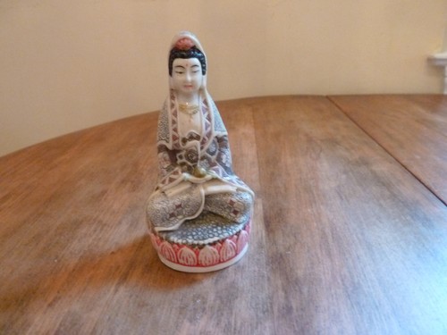 VINTAGE SIGNED CHINESE RESIN BUDDHIST FIGURINE LOTUS POSITION 4 1/4 X 2 1/2"