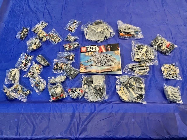 Millenium Falcon Building Bricks 1381 Pieces + Mini-figs - Image 3 of 4