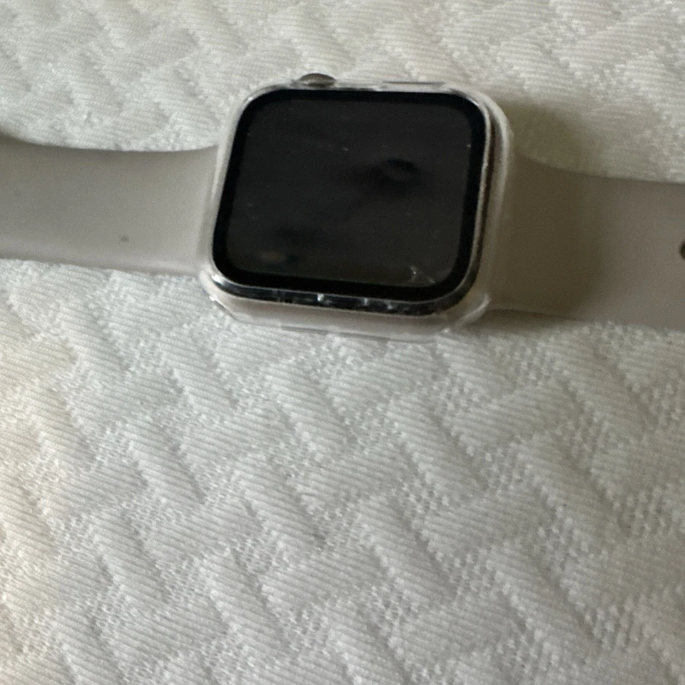 Apple Watch Series 8 GPS, 45 мм серебристый алюминиевый корпус с белым спортивным ремешком M/L - Изображение 3 из 4