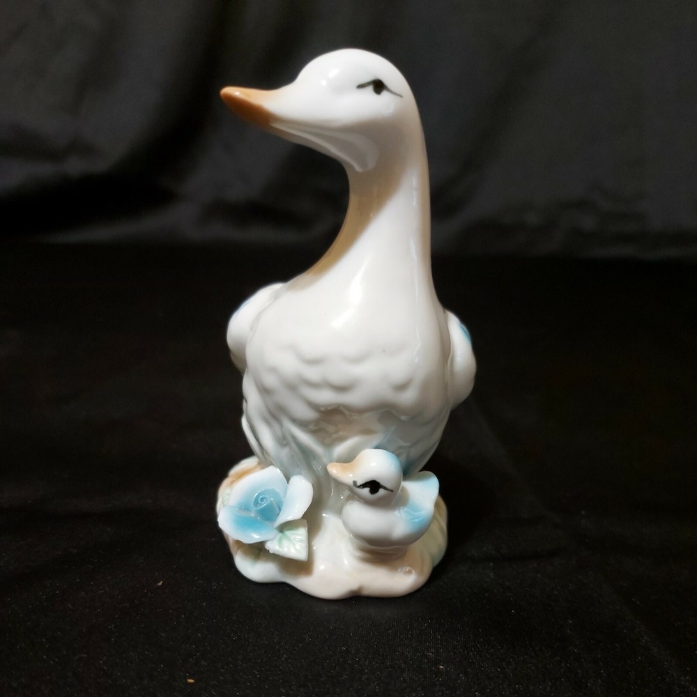 Vintage Duck & Ducklilng Figurine Blue Rose At Feet Preowned