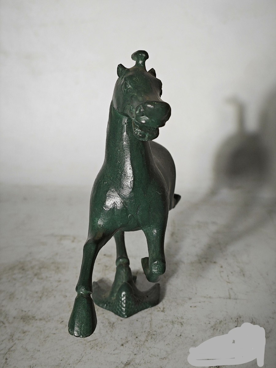 铜奔马，又名马踏飞燕，青铜工艺品，青铜器摆件老旧品，收藏品，工艺