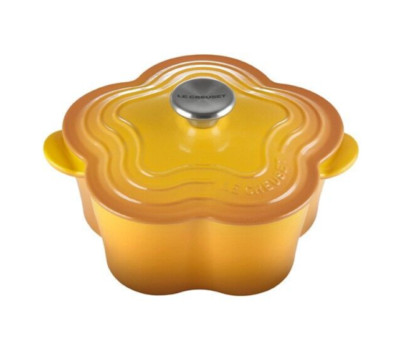 Le Creuset Flower Cocotte Cast Iron  2.25-qt, Nectar - Brand New in Retail Pkg
