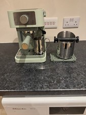 De’Longhi Coffee Machine And Grinds real Coffee Works Really Well Hardly Used