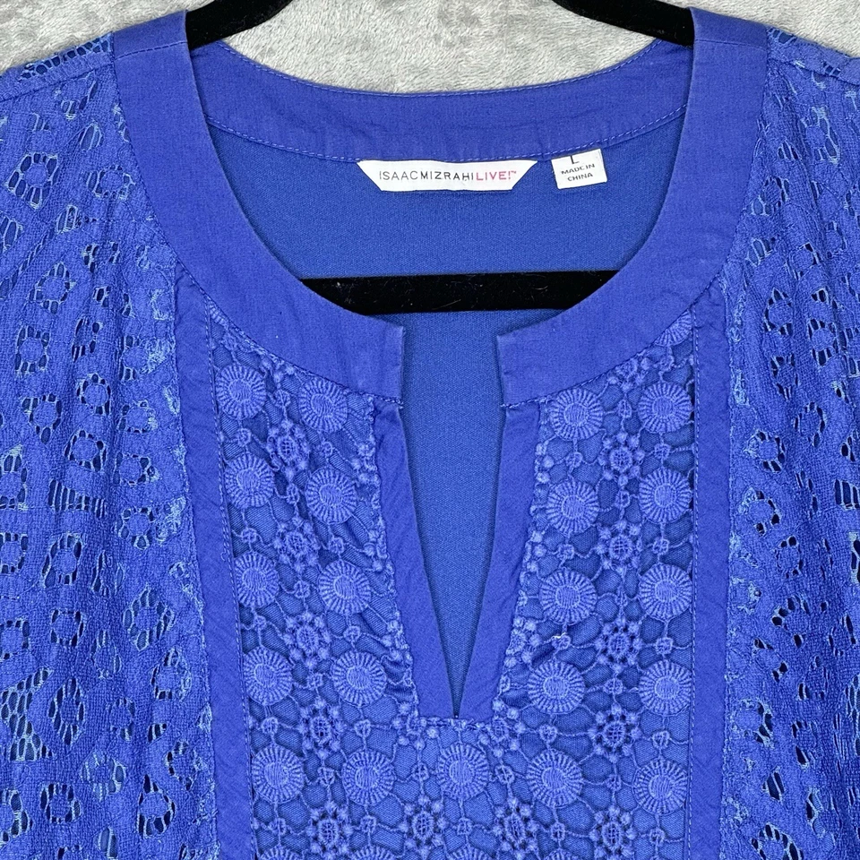 Camisa Isaac Mizrahi Grande Top Azul Sólida Manga Corta Cuello Redondo Dividido Encaje Sobre Foto 3 de 4