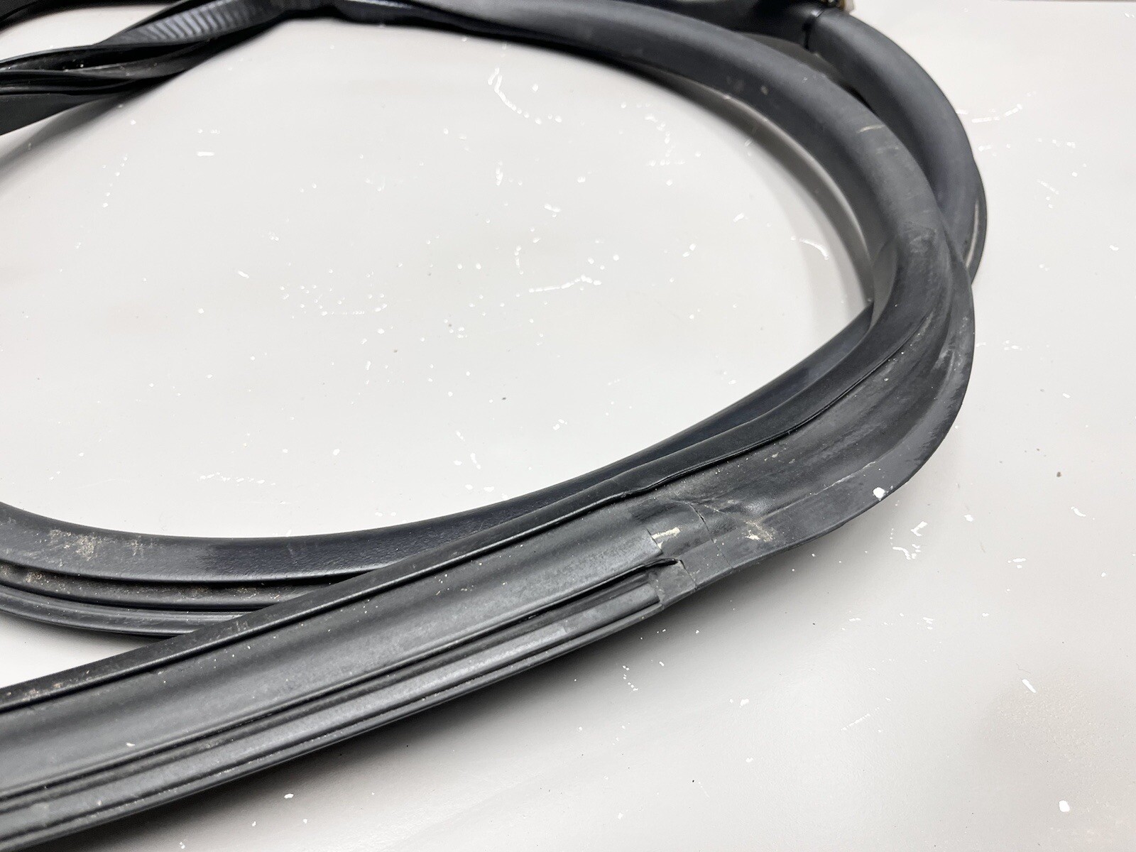 ⭐️2017-2020 MASERATI LEVANTE REAR RIGHT SIDE DOOR BODY WEATHERSTRIP SEAL OEM