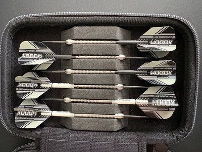 Luke Woodhouse Sammlung inkl. neuwertige Sets 21 und 23g Gen 1 Darts & Woody Case