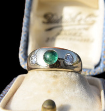 Modern 585 Gold 0.55ct Emerald Cabochon 0.2ct Brilliant Alliance Ring, 6.12g