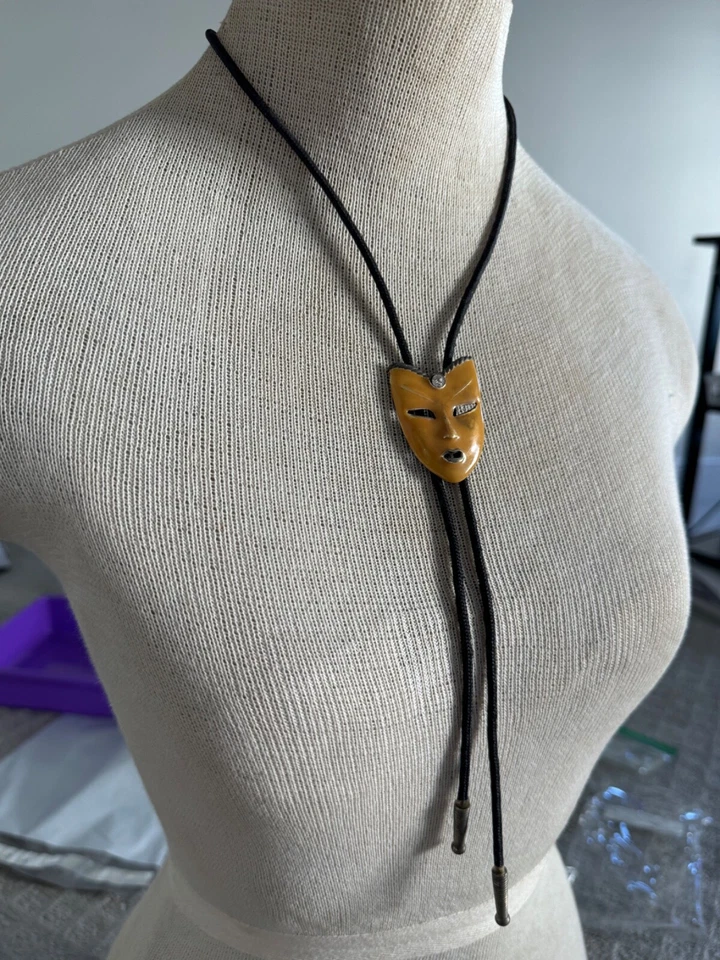 Máscara de arlequín amarillo peltre vintage corbata bolo.  (N3T) Foto 2 de 4