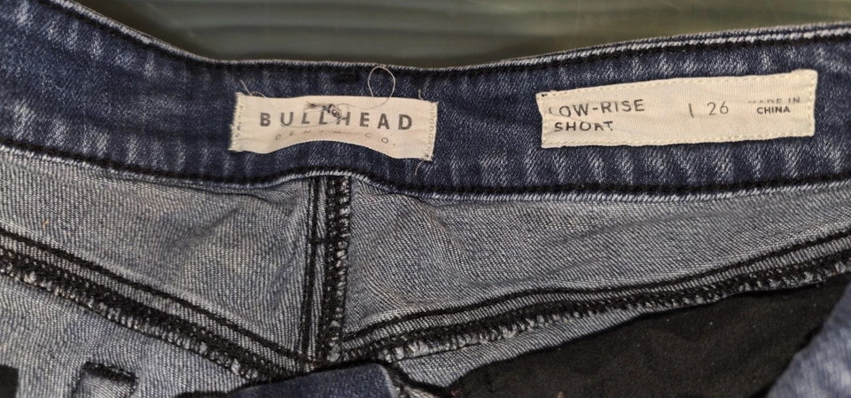 Shorts jeans feminino Bullhead cintura baixa azul 1/26 corte lavagem média jeans - Imagem 3 de 3