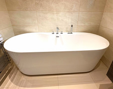 BAGNODESIGN White Oval Acrylic Freestanding Bath with Overflow Drain