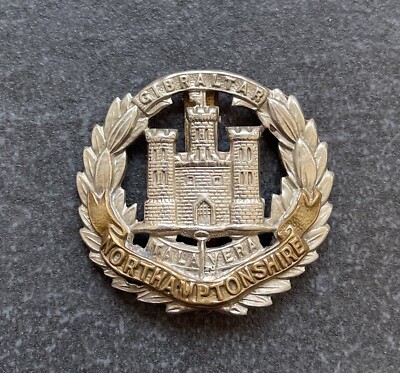 WW1 Northamptonshire Regiment Long Key Original Mützenabzeichen