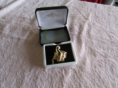 New Gold  Tone Kitty Cat on a Tassel Pillow Brooch Pin  JB-3 #31