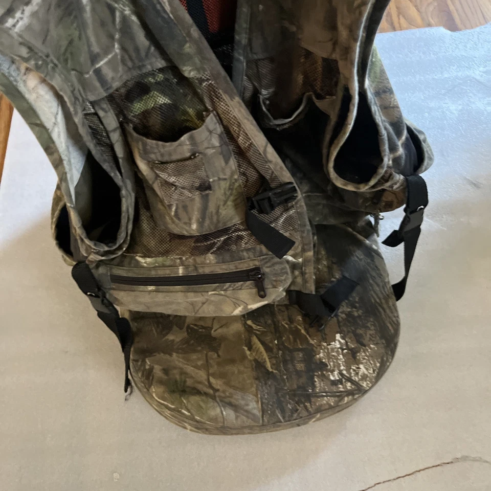 Field & Stream Hunting Vest Realtree Hardwood Hunting Vest w/Seat Cushion M/L - Image 2 of 4