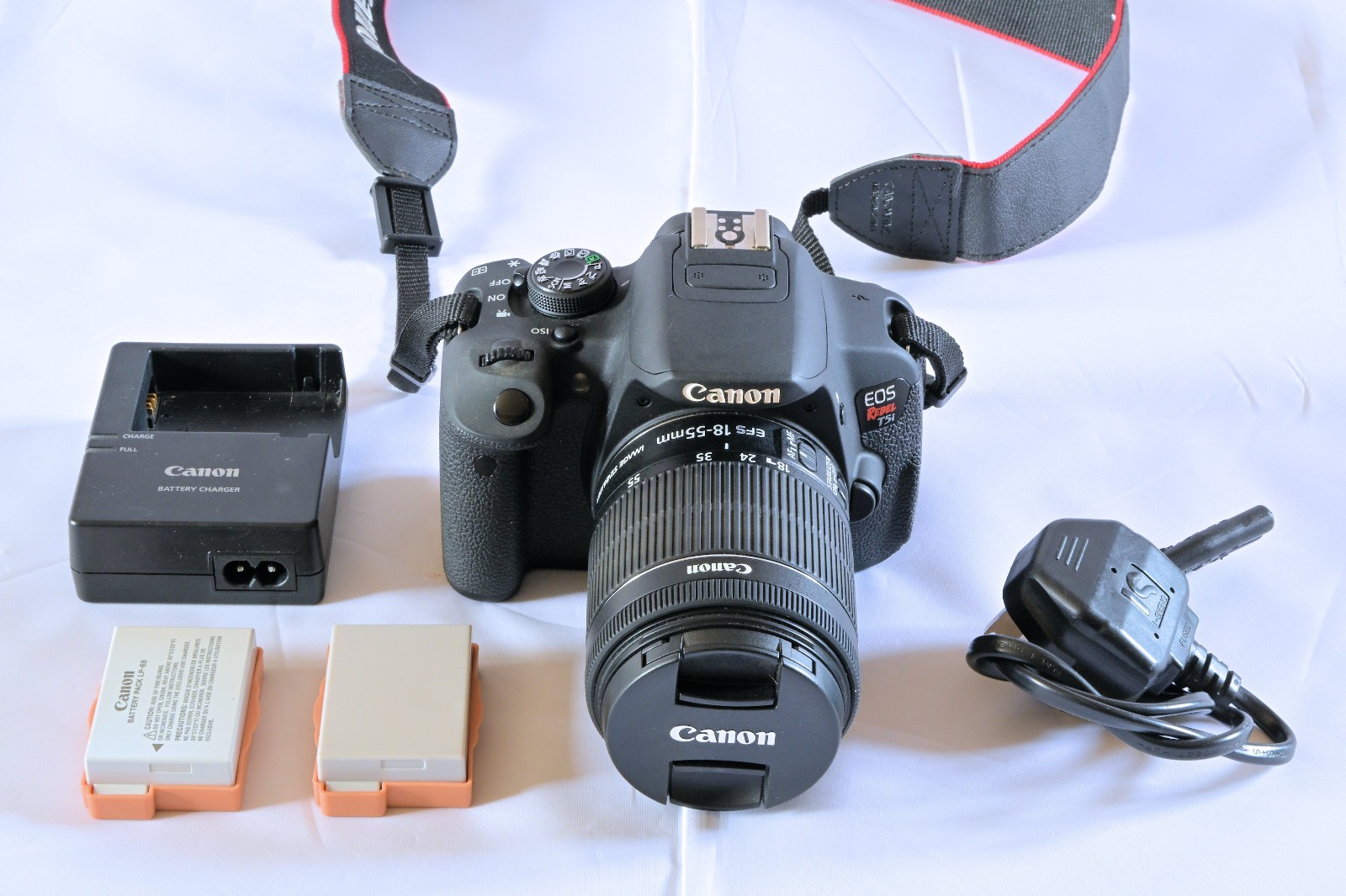 Canon EOS T5i / 700D 18.0MP Digital SLR Camera Package MINT LOW USE