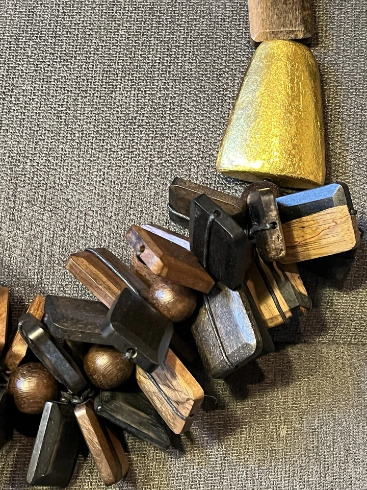 "Collar con babero cuadrado de madera de manzana Rara Avis de 31""" Foto 4 de 4