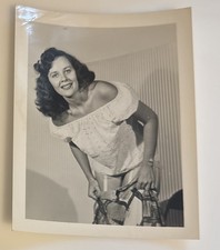 GLAMOUR B&W PHOTO.MODEL,WOMAN,STOCKINGS,STRIP .. c1940/50’s.ORIGINAL