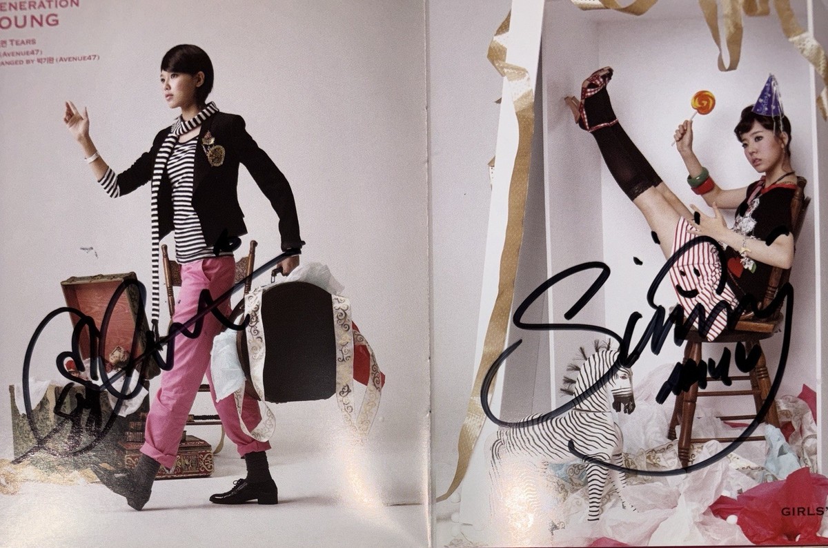 SNSD [GIRLS' GENERATION] All Member Autographed Signed Album GIRLS