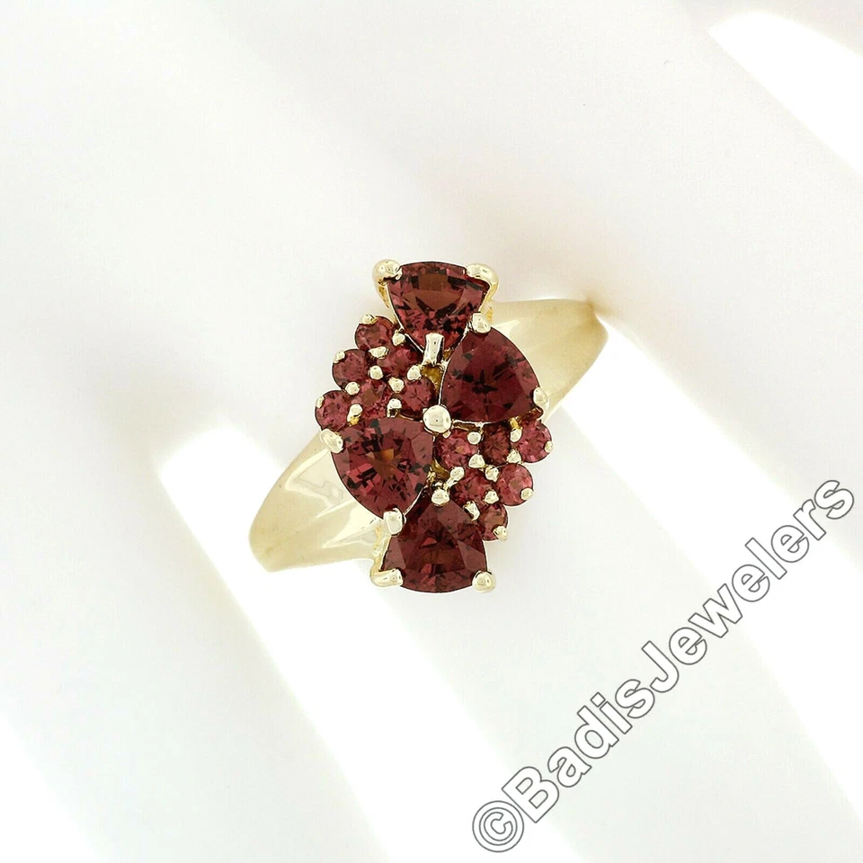 Anillo de cóctel de oro amarillo de 10 quilates con racimo de granate rodolita redondo de 1,76 quilates y 1,76 quilates Foto 3 de 4