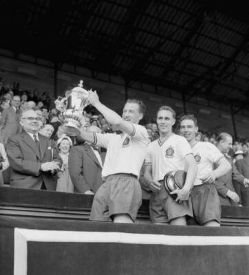 Nat Lofthouse centre-forward captain of Bolton Wanderers trium - 1958 Old Photo