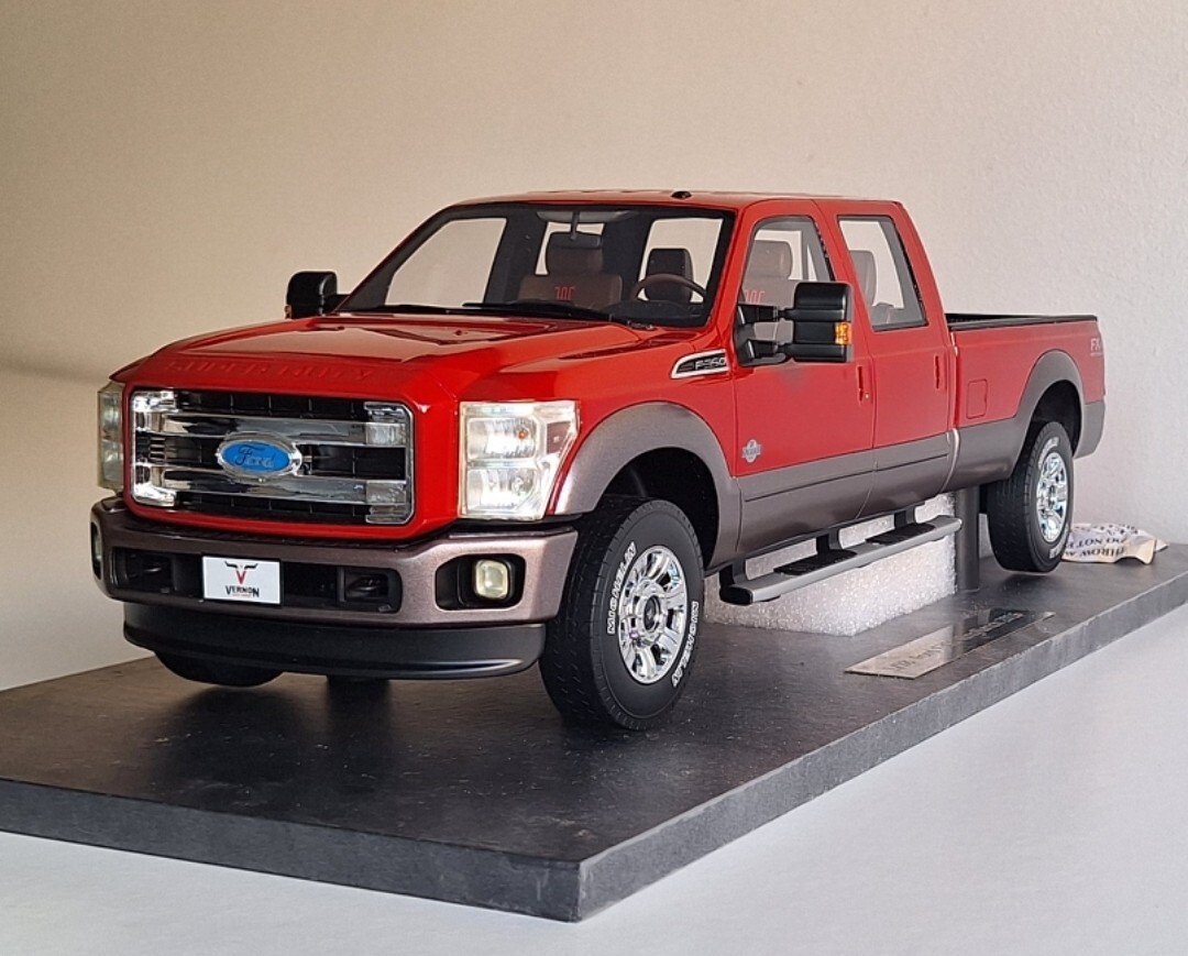 Ford F-350 King Ranch Pick-Up 2016 Red 1/18 Model777 217085