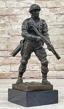 Estatua de soldado firmada por Milo obra de arte de bronce con equipo de rifle valiente obra de arte