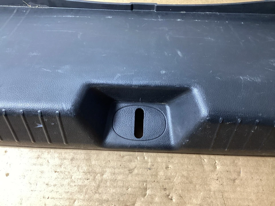 2014-2016 KIA CADENZA MALETERO TRASERO PESTILLO CUBIERTA UMBRAL PLACA DE DESGASTE 85770-3R000 OEM. Foto 3 de 4