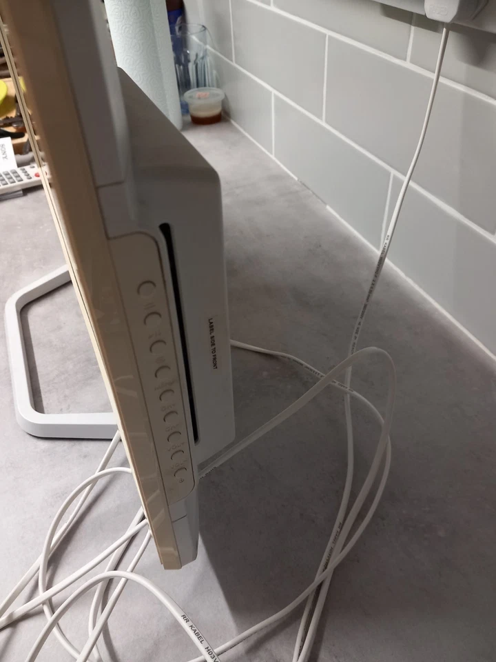 JVC LT-24C341 White LED TV With Built In DVD Player **SPARES OR REPAIR** - Image 4 of 4