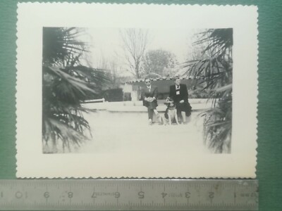 C710 um 1960 Konvolut 2 Fotos Lebensszenen Mann Ehepaar Deutscher Schäferhund