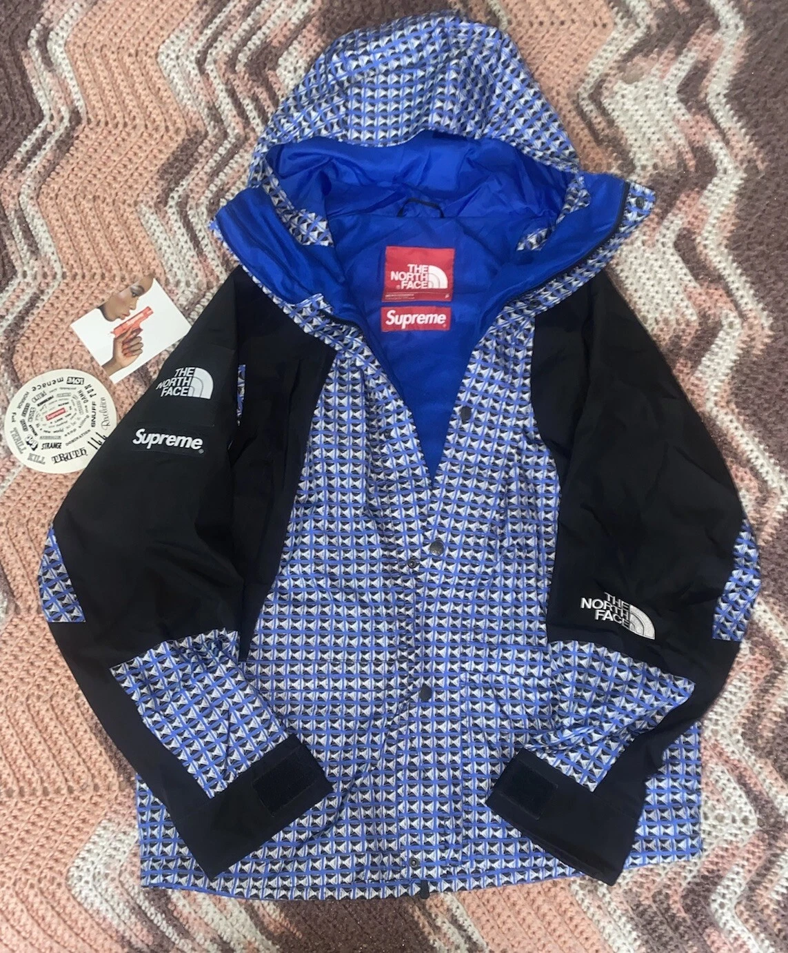Veste Supreme X The North Face cloutée montagne bleu royal clair S bâtons Bubbl