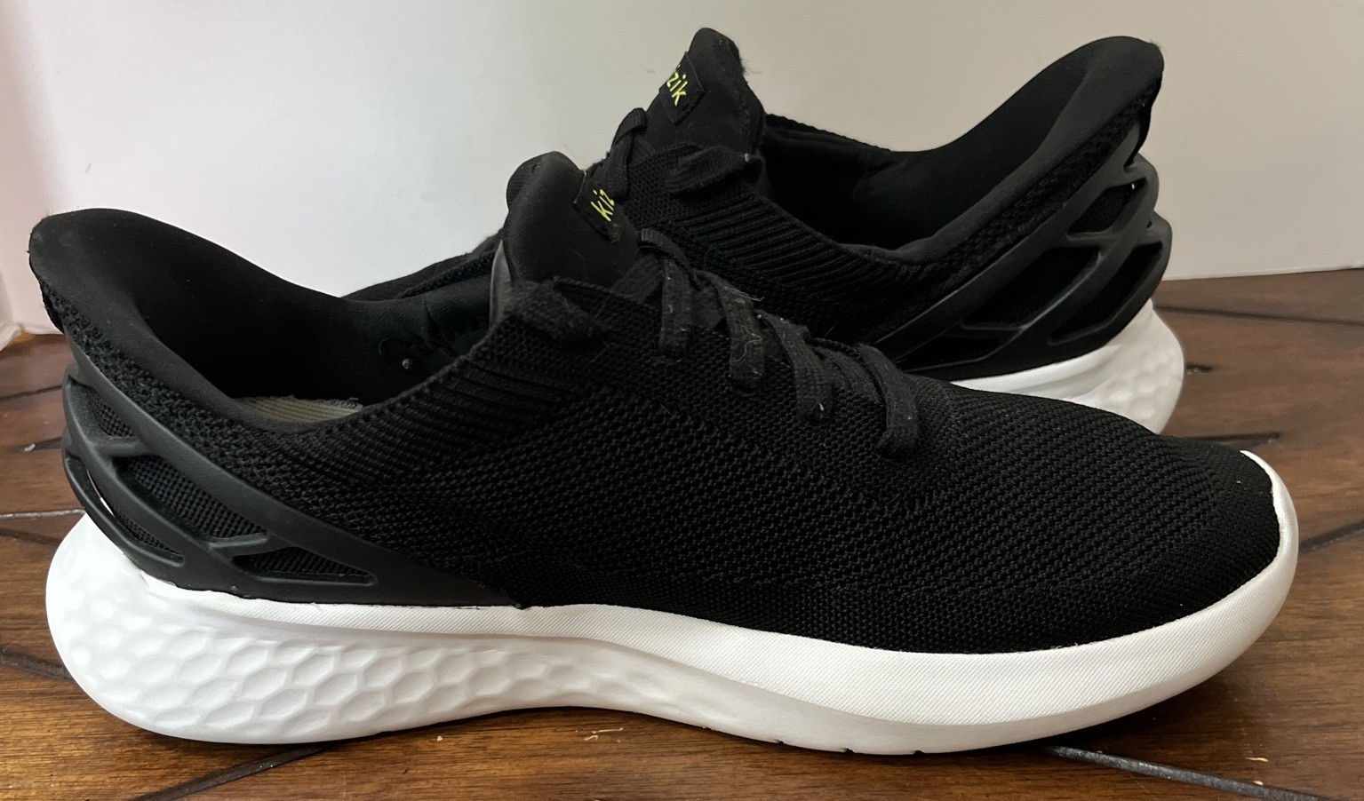 SAOLA Kizik Scarpe Sneakers Uomo Nero Bianco Maglia Slip Ins Taglia 9 5 (Donna 11)