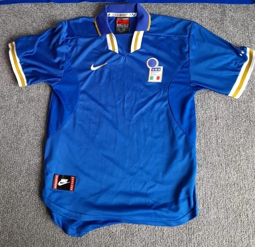 Original vintage Italy Football Shirt from 96/97, very good condition. Size M