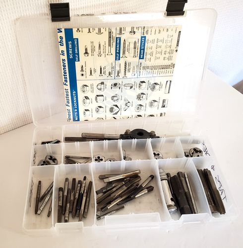Mixed Lot Of Tap And Die Set Multiple Sizes and Threads W/Case - Foto 1 di 8