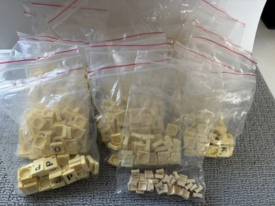 RESTPOSTEN ÜBER 1000 RUNDE RÜCKSEITE SCHWARZ & ELFENBEIN SCRABBLE BUCHSTABEN FLIESEN BASTELN SCHMUCK - Bild 1 von 2