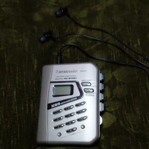 *Works* Panasonic RQ-E27V Cassette Am/FM Auto Reverse Walkman + Wired Earbuds